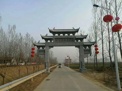  村口一門牌坊 