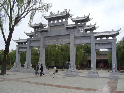 廣場(chǎng)大型石牌坊