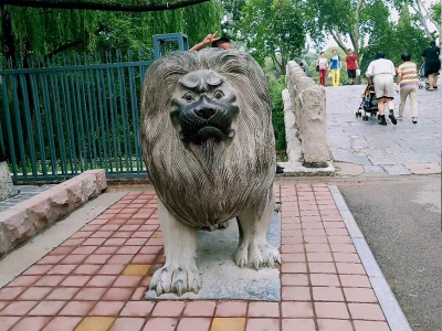 公園石獅子 