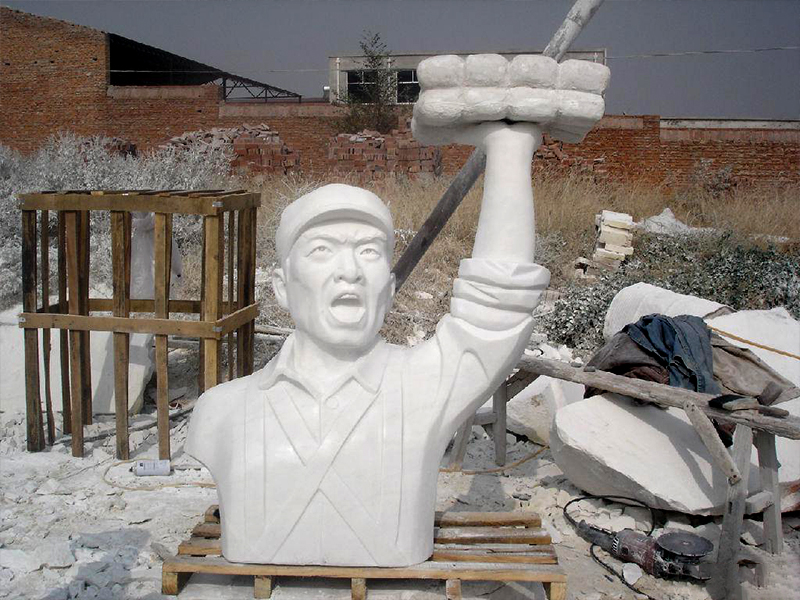 董存瑞石雕像