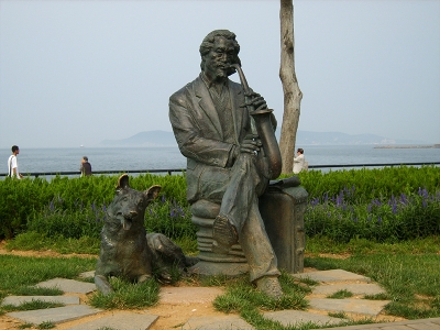  公園人物石雕像 