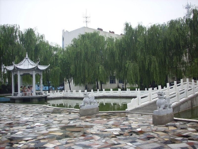  湖心單層石涼亭 