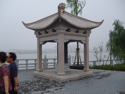  單層墓碑石涼亭 